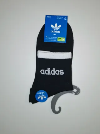 Calzini Adidas a righe bianche e nere zebrate.