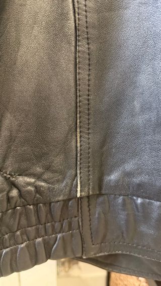 Cazadora de piel negra