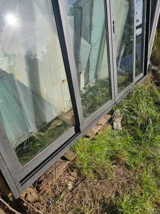 Ventana corredera gris aluminio