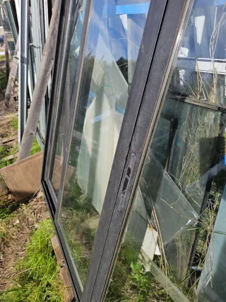 Ventana corredera gris aluminio