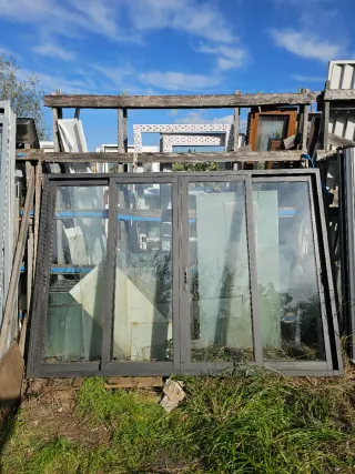 Ventana corredera gris aluminio