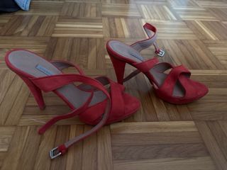 Zapatos tacón Uterqüe rojos talla 37