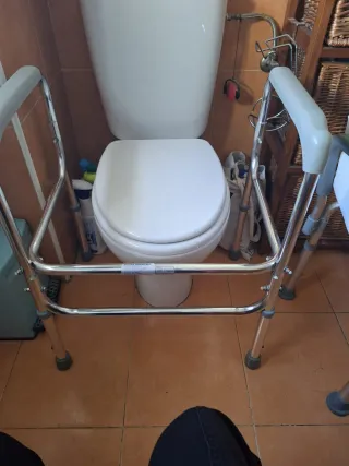 Cama articulada y ayuda técnica para el baño