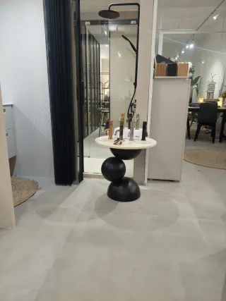 Mesa auxiliar negra.viene con un sobre de marmol