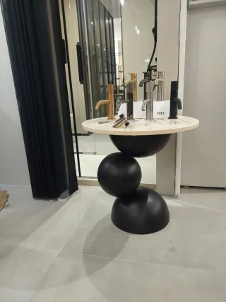 Mesa auxiliar negra.viene con un sobre de marmol