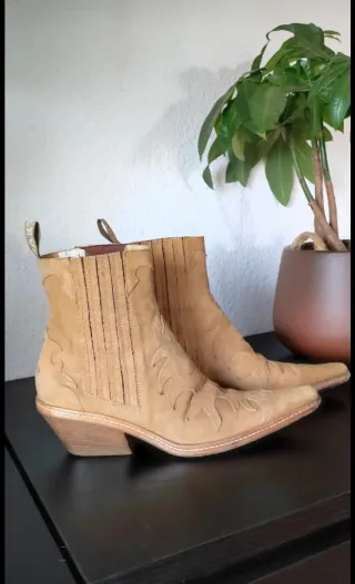 Botines Sartore de ante color Camel