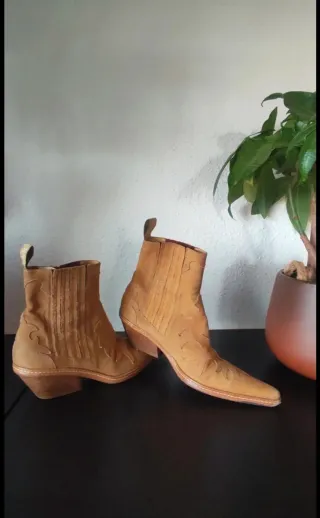 Botines Sartore de ante color Camel