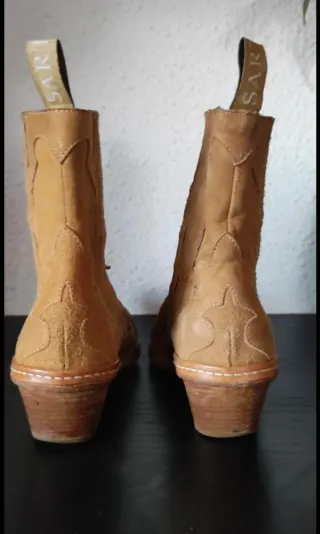 Botines Sartore de ante color Camel