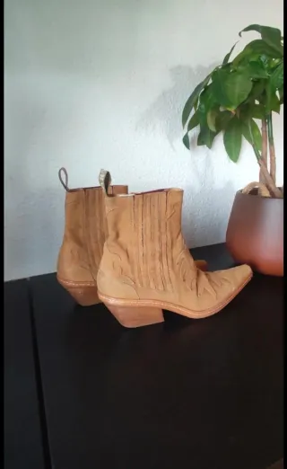 Botines Sartore de ante color Camel