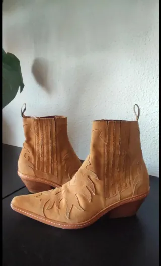 Botines Sartore de ante color Camel