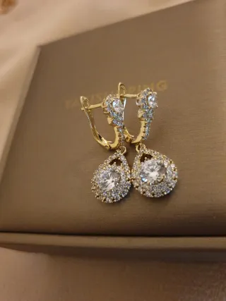 Pendientes dorados con caja