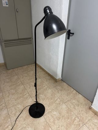 Lámpara de pie negra