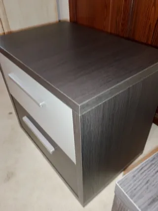 Conjunto mesita de noche 2 cajones wengue/plata