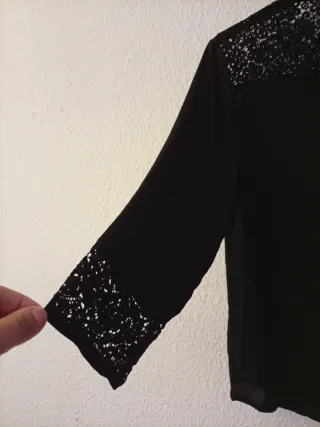 Blusa negra con encaje