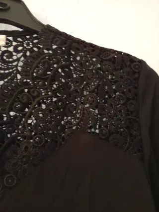 Blusa negra con encaje