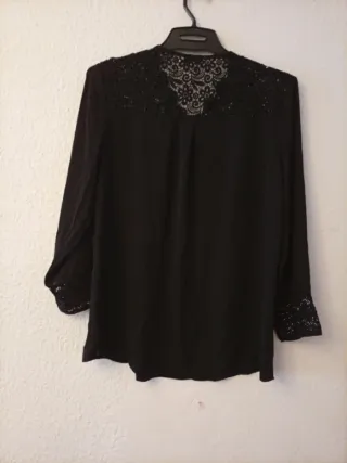 Blusa negra con encaje
