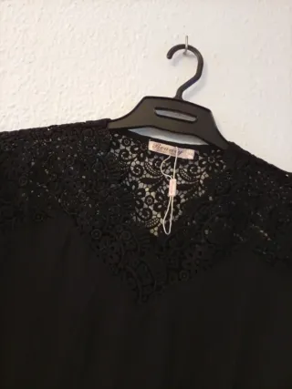 Blusa negra con encaje