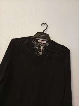 Blusa negra con encaje
