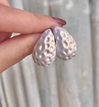 Orecchini a goccia martellati effetto madreperlato