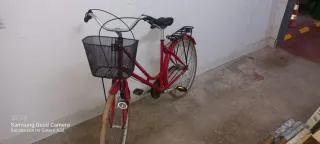 Bicicleta de paseo roja con cesta