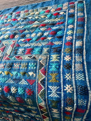 Alfombra árabe azul y multicolor