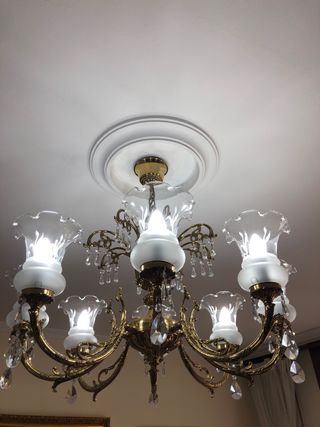 Lámpara de techo dorada con cristales