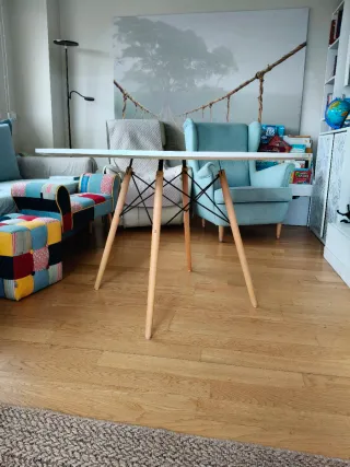 Mesa redonda blanca y multicolor