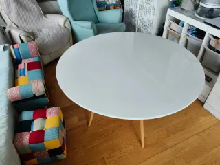 Mesa redonda blanca y multicolor