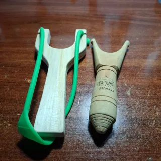 2 Tirachinas de madera