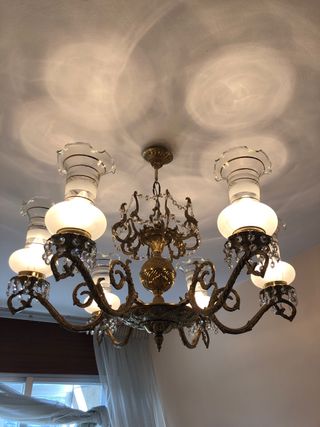 Lámpara de techo dorada con cristales