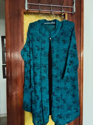 Blusa larga azul con estampado floral