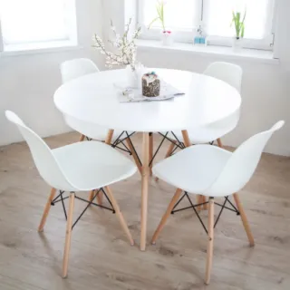 Mesa  y silla  nórdicas  y blancas y madera