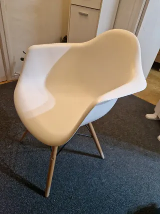 Mesa  y silla  nórdicas  y blancas y madera