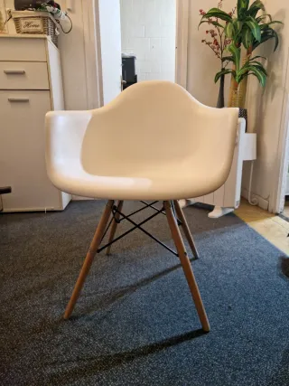 Mesa  y silla  nórdicas  y blancas y madera