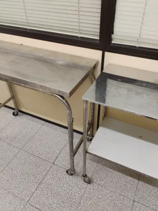 Mesas auxiliares metálicas con ruedas