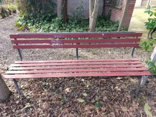 Banco de jardín metálico rojo