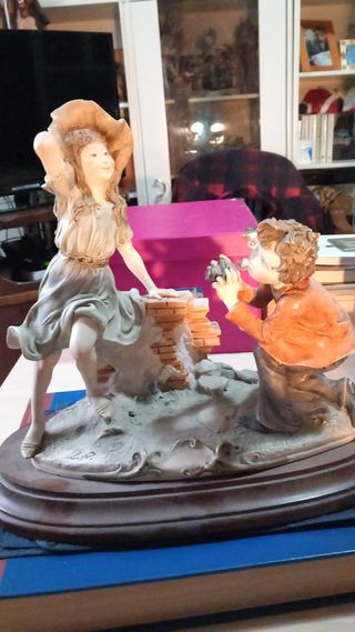 Scultura in ceramica con base in legno