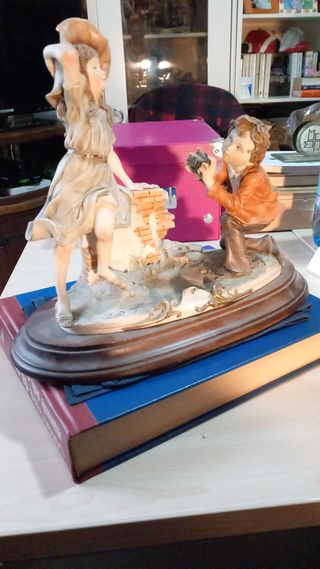 Scultura in ceramica con base in legno