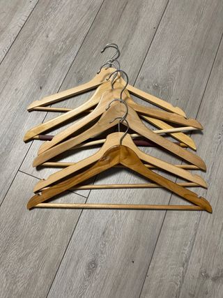 Perchas de madera y metal