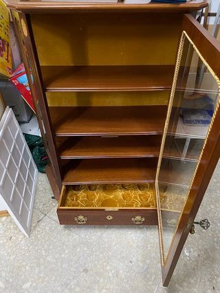 Mueble Vajilla Madera y Cristal