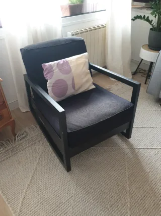 Sillón de tela y madera