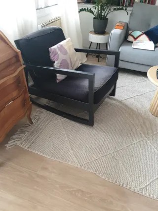 Sillón de tela y madera