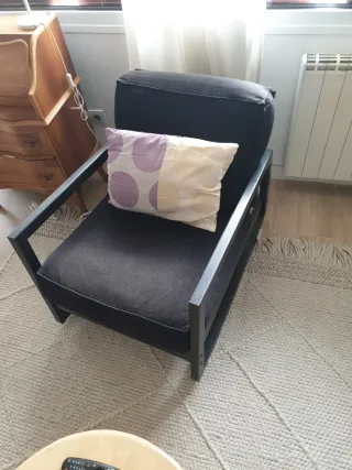 Sillón de tela y madera