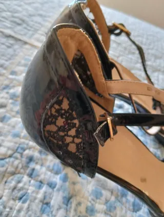 Sandalias negras tacón encaje