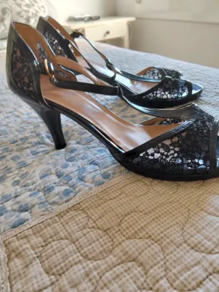 Sandalias negras tacón encaje