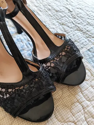 Sandalias negras tacón encaje