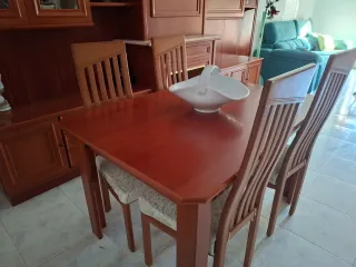 Mesa de comedor y 4 sillas de madera