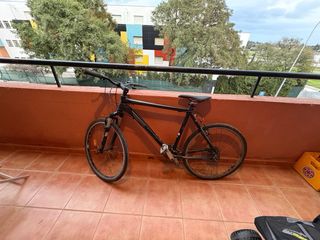 Bicicleta de montaña negra