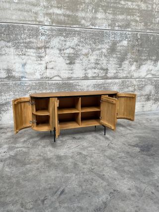 Aparador Licia 4 puertas de madera maciza de mango y metal pintado negro 170 x 80 cm