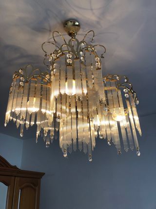 Lámpara de techo dorada y cristal